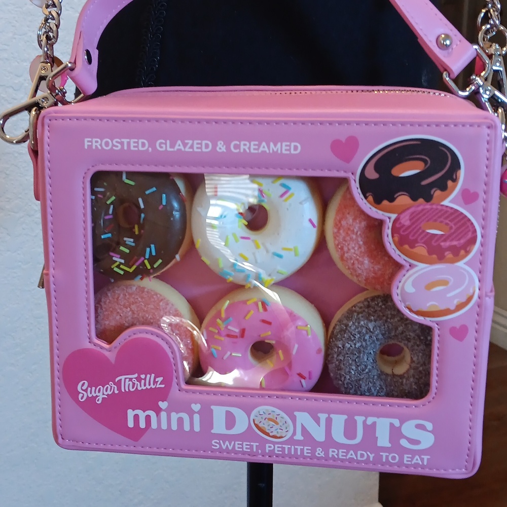 🍩NWT Sugar Thrillz "Looking Like A Snack" Donut Crossbody Bag 🎀